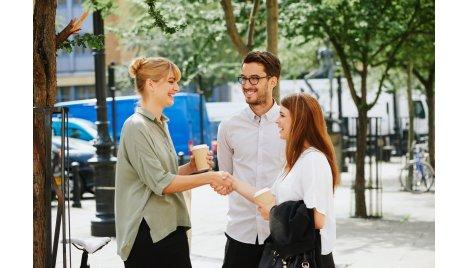 Couple meeting relocation expert
