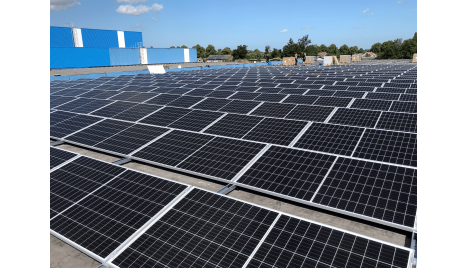 Zonnepanelen op het dak van De Haan Verhuizingen in Alblasserdam