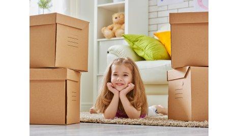 Kind op de grond met dozen