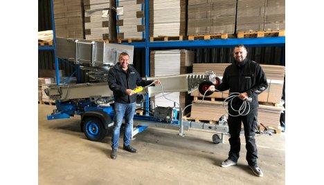 Leroy en Pieter Majoor testen de nieuwe aanhangerlift