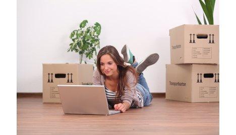 Liggende vrouw met verhuisdozen