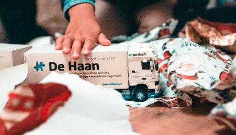 Miniatuurauto de Haan met kinderhand onder Kerstboom-1