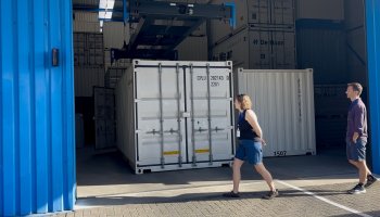 Opslag van inboedel _expat couple moving