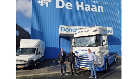 Tony neemt sleutels in ontvangst van Verhuiswagen42 De Haan Verhuizingen 201022