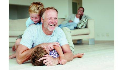 verhuisde familie met man op voorgrond