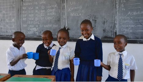 Afrikaanse kinderen op school _ Stichting Waterpas - ondersteunt door De Haan Verhuizingen